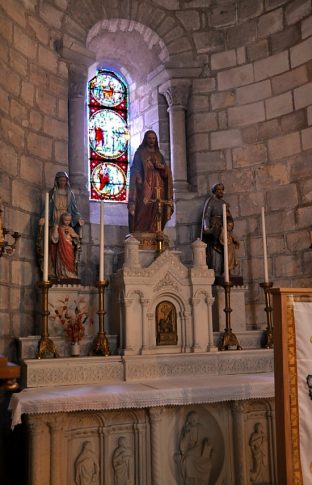 L'autel de la chapelle absidiale gauche