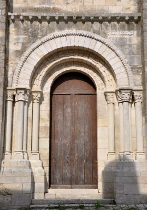 Porte romane sur le côté nord