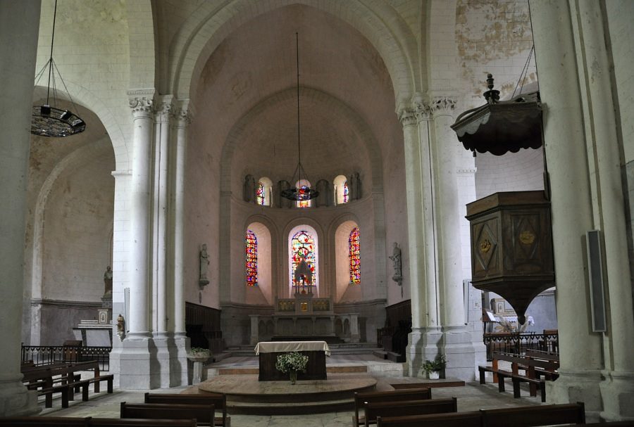 Le chœur avec vue partielle sur les chapelles absidiales nord et sud