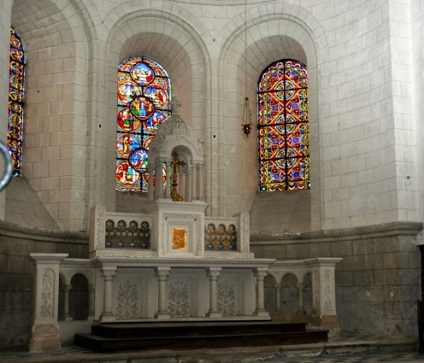Le chœur et son maître-autel en tuffeau de Touraine