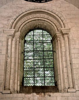 Fenêtre romane dans le croisillon sud du transept
