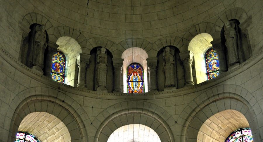 Architecture romane du chœur avec ses arcades et ses statues