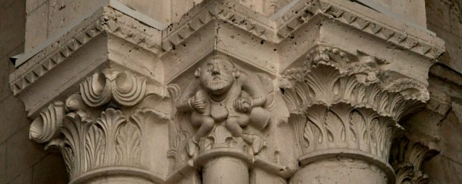 Trois chapiteaux dans la croisée du transept