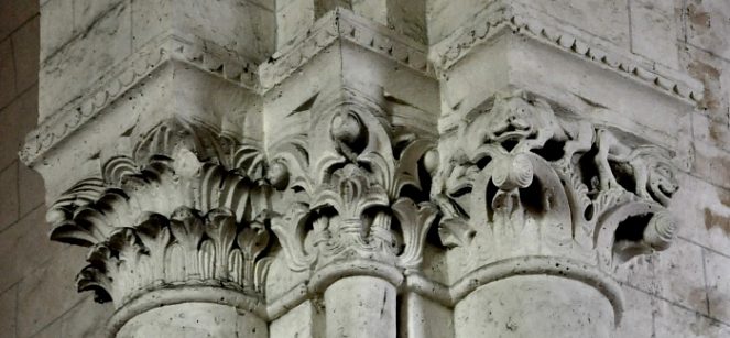 Trois chapiteaux dans la croisée du transept