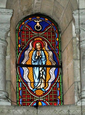 Vitrail de la Vierge dans le 2e niveau de l'élévation du chœur