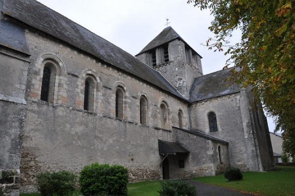 Le mur sud avec sa suite de fenêtres romanes