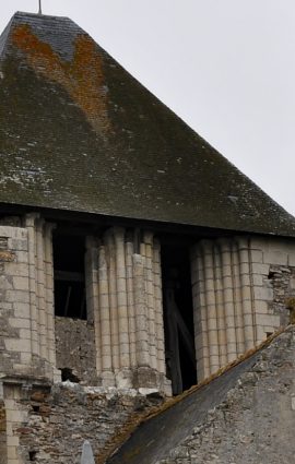 Aspect du clocher roman et des colonnettes de ses fenêtres