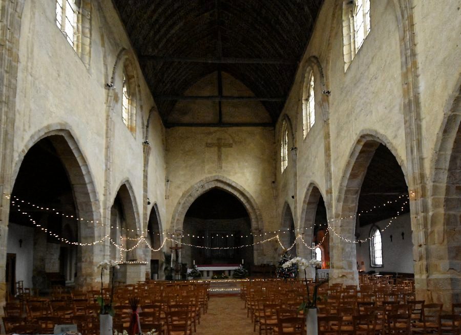 Vue d'ensemble de la nef et du chœur en entrant dans l'église Saint–Pierre