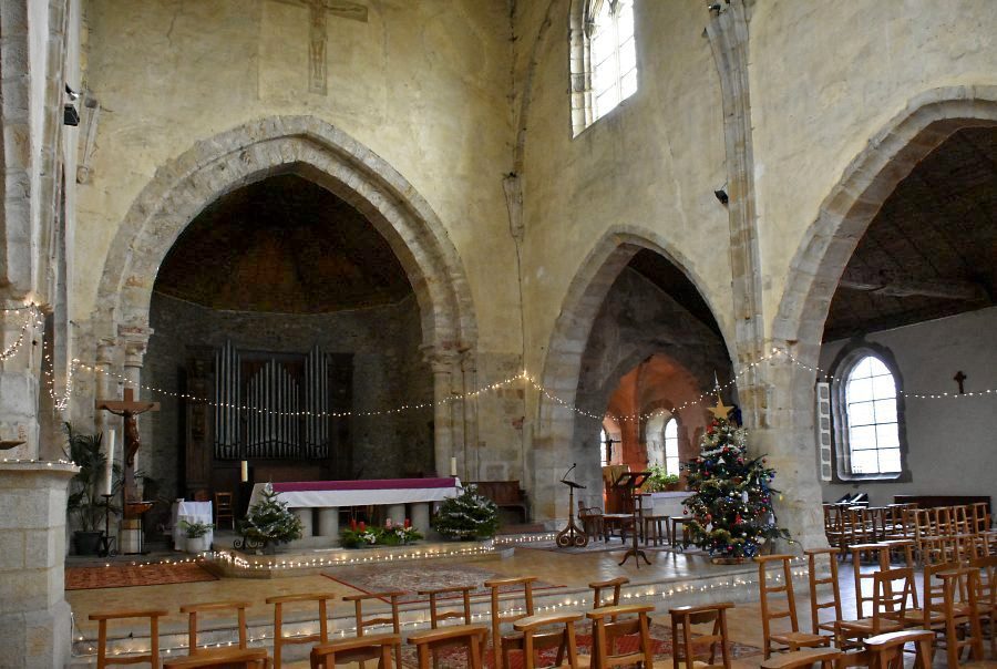 Le chœur de Saint-Pierre a un aspect totalement roman