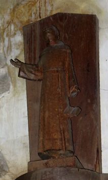 Statue de saint Joseph de Cupertino, patron des étudiants dans le bas–côté nord