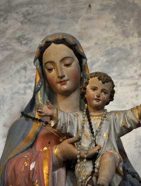 La statue de la Vierge à l'Enfant