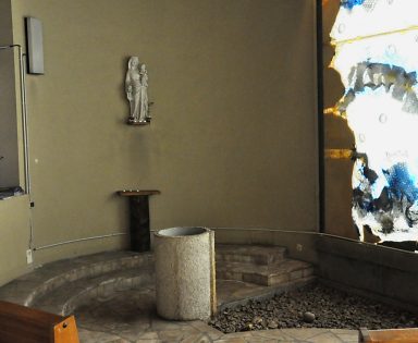 Le Baptistère est éclairé par le mur de lumière. Le Baptistère est éclairé par le mur de lumière.