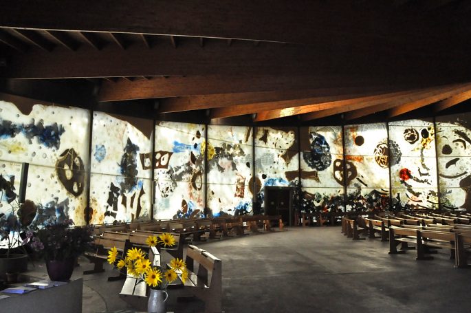 L'avant-nef et le mur de lumière. L'avant-nef et le mur de lumière.