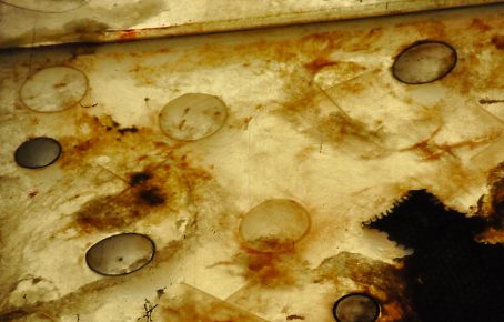 Le mur de lumière ressemble parfois à la surface d'une planète grélée par les impacts d'astéroïdes. Le mur de lumière ressemble parfois à la surface d'une planète grélée par les impacts d'astéroïdes.