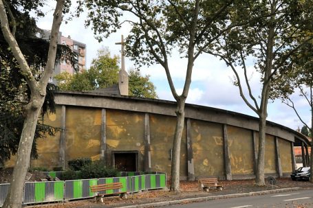 Le côté droit et son mur de lumière qui monte en spirale jusqu'à la croix centrale Le côté droit et son mur de lumière qui monte en spirale jusqu'à la croix centrale