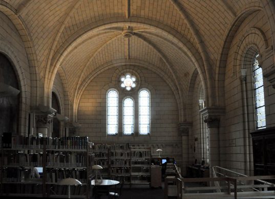 Vue de la bibliothèque et du vitrail sur la façade