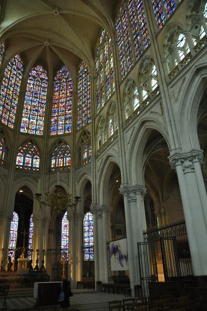 Le choeur, la verrière et les élévations. Gothique rayonnant