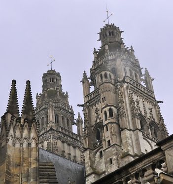 Les tours de Saint-Gatien vues de l'est