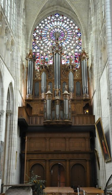 Bras sud du transept et son buffet d'orgue du XVI siècle