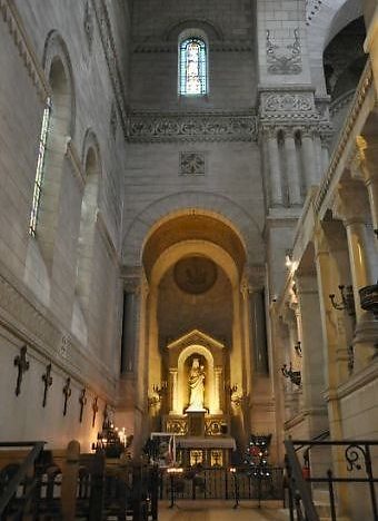 L'autel de la Vierge dans la chapelle absidiale gauche