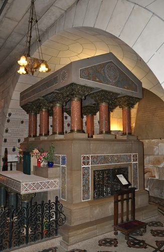 Le tombeau (reconstitué) de saint Martin de Tours dans la crypte