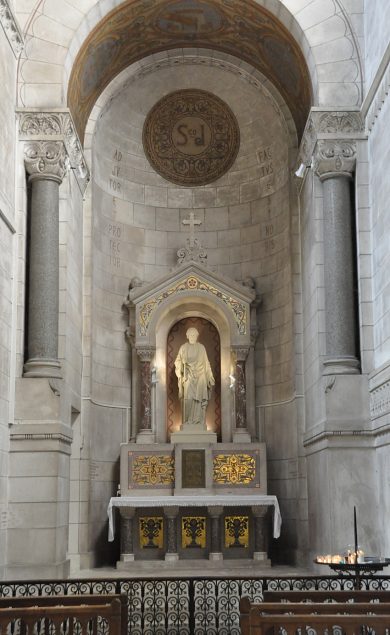 L'autel Saint-Joseph dans la chapelle absidiale droite
