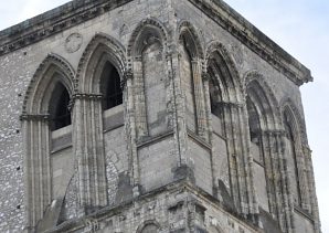 Le sommet gothique de la tour Charlemagne