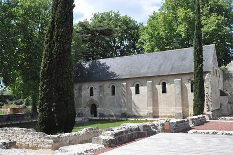 Les restes du cloître et le réfectoire restauré