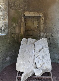 Pierre tombale dans une chapelle rayonnante