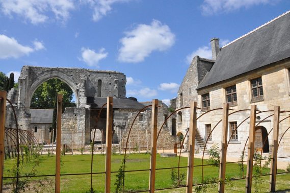 La cour du prieur avec les ruines de l'ancienne église (au  fond) et le logis du prieur (à droite)