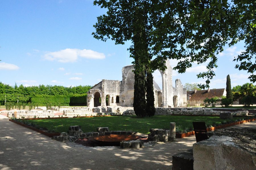 Vue générale du site avec, au premier plan, le cloître et la vasque