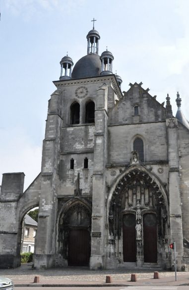 La façade avec ses deux portails date de 1503.