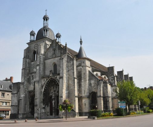 Vue de l'église depuis la place de la République