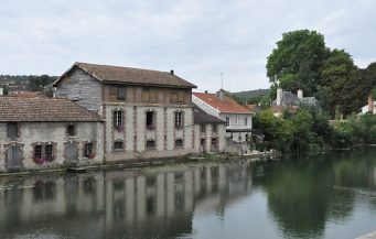 Paysage champêtre au bord de l'Aube à Bar-sur-Aube