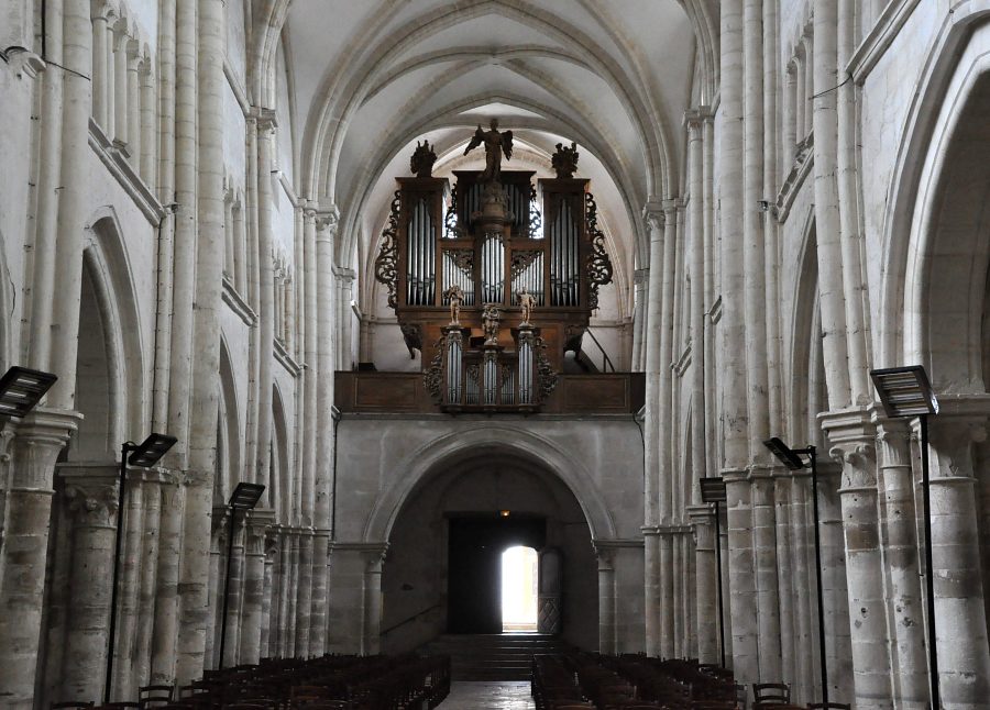 La nef et l'orgue de tribune vus depuis le chœur