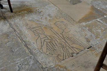 Dalle funéraire dans la nef : Homme et femme de l'époque médiévale