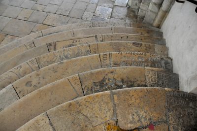 Les marches de l'entrée (venant d'anciennes pierres tombales)