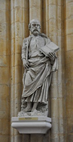 Statue de saint Pierre dans le chœur