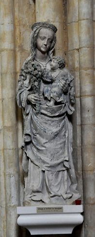 Statue de la Vierge mère au bouquet