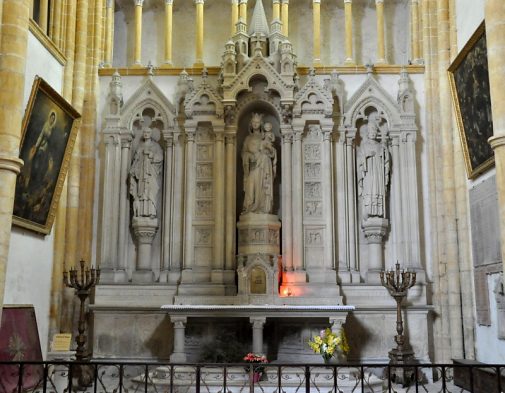 L'autel de la Vierge et ses trois statues : saint Antoine et son cochon, la Vierge à l'Enfant au chapelet, et saint Pie V