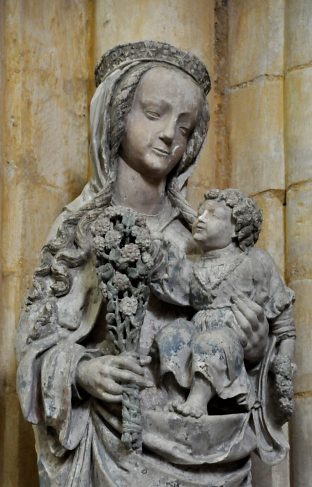 Statue de la Vierge mère au bouquet (détail)
