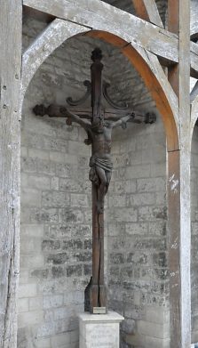 Le Christ en croix entre les arcades