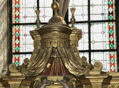 Le couronnement du retable de Bouchardon.