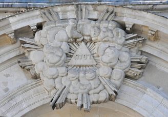 La gloire au sommet du fronton de la façade.