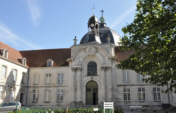 La façade de la chapelle (le corps de logis a été  construit de 1750 à 1765).