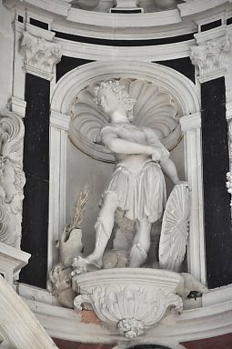 Statue de saint Georges et son dragon dans sa niche.
