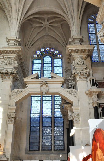 Fenêtres Renaissance et arche polygonale