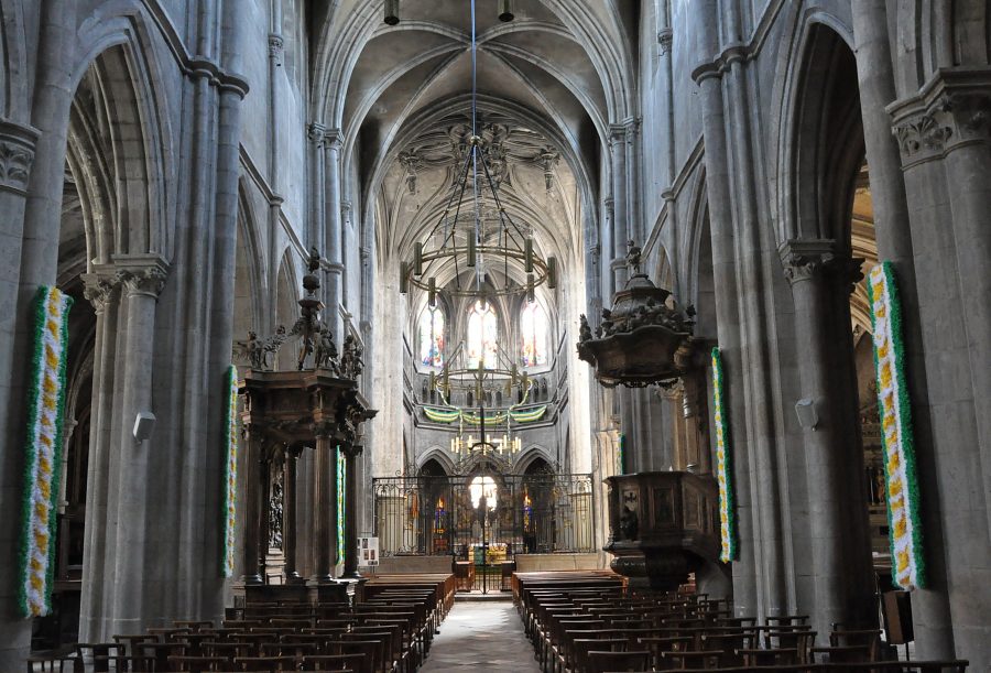 Vue d'ensemble de la nef de la basilique Saint-Jean-Baptiste