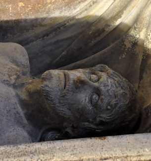 Le visage très expressif du Christ mort.