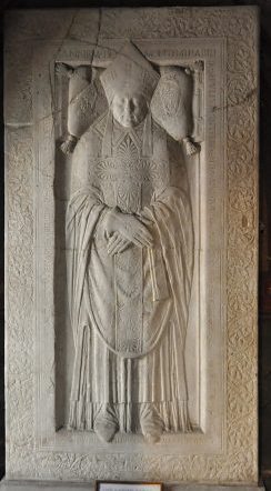 Réplique de la pierre tombale de Jean de Montmirel. Réplique de la pierre tombale de Jean de Montmirel.